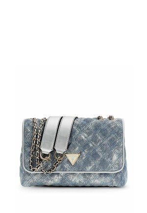 Sac d'épaule bleu à texture en denim avec des anses en chaîne argentée et une plaque triangulaire du logo Guess sur le rabat avant.