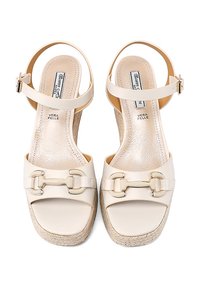 Sandali platform beige con tomaia in pelle, caratterizzati da una fibbia decorativa dorata e una suola intrecciata in stile espadrilles.