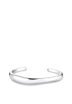 Bracciale a polsino in argento liscio e lucidato, con un design aperto minimalista leggermente incurvato, mostrato su uno sfondo bianco.