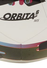 Witte voetbal met een zwart logo "ORBITA 6 MS," versierd met kleurrijke grafische patronen in blauw, roze en groen, met gestructureerde panelen.