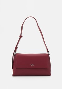 DAILY SHOULDER BAG PEBBLE - Kabelka - biking red