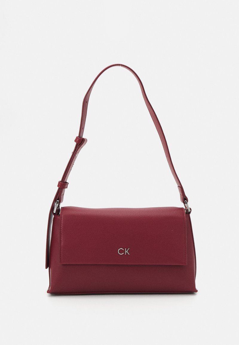 Calvin Klein DAILY SHOULDER BAG PEBBLE - Geantă de mână - biking red
