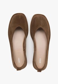 Hnědé semišové baleríny s kulatou špičkou, perforovaným svrškem a hladkou vnitřní podrážkou. Mají jemné švy a nízký profil.