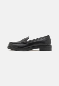 Czarne skórzane loafersy z tkanym noskiem w stylu mokasynów, płask�ą podeszwą i subtelnym detalem na górze. Gładka tekstura i klasyczny design.