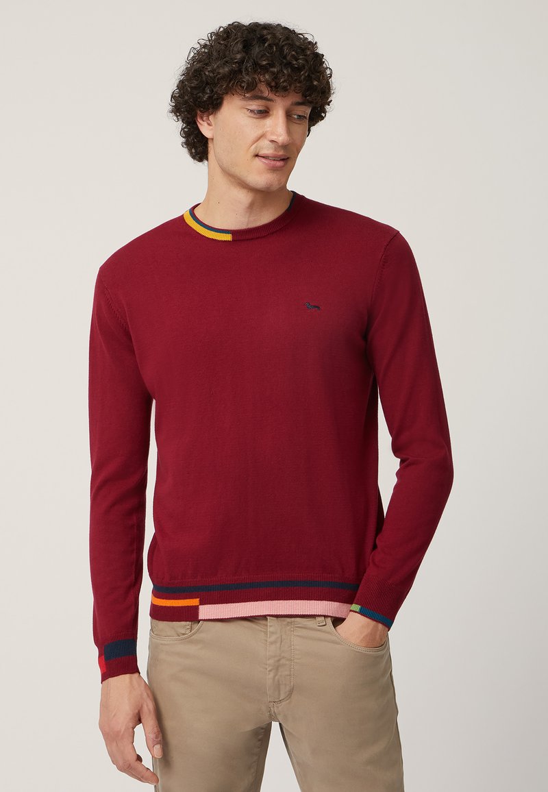Maglione rosso a maglia con maniche lunghe, caratterizzato da un colletto multicolore a righe e accenti sull'orlo. Logo discreto sul petto, texture morbida.