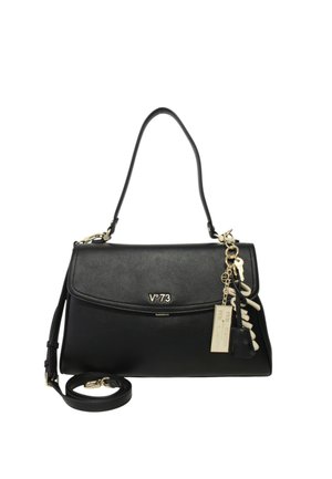 Borsa a tracolla nera in pelle con un design strutturato, hardware dorato, tracolla staccabile e un charm decorativo attaccato.