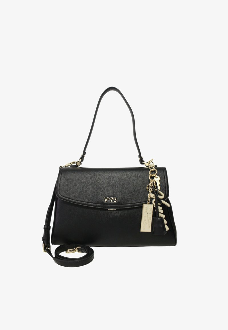 Bolso de mano de cuero negro con un diseño estructurado, con herrajes dorados, correa de hombro desmontable y un charm decorativo adjunto.