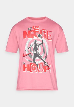 Camiseta de algodón rosa con mangas cortas, que presenta un diseño gráfico de un jugador de baloncesto, texto en negrita y patrones en espiral en rojo y gris.