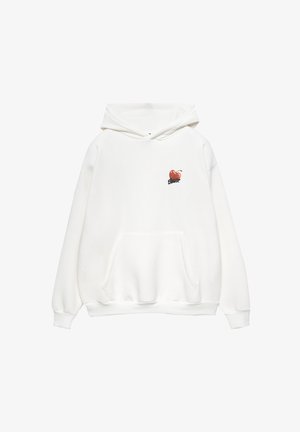 Valkoinen huppari, joka on valmistettu pehmeästä kankaasta. Sen edessä on tasku ja vasemmassa rinnassa pieni punainen kirsikka kuvio.