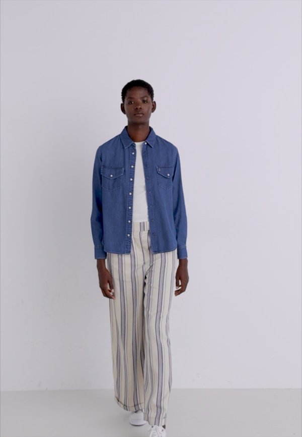 REGULAR SHIRT - Button-down blouse - denim3