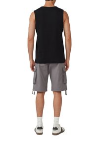 Schwarzes ärmelloses Oberteil, graue Cargo-Shorts mit Seitentaschen, weiße Socken und Turnschuhe. Einfaches Design mit lockerer Passform und minimalen Details.