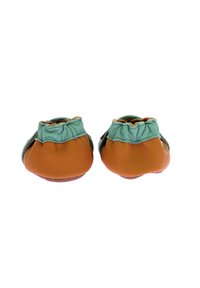 Chaussures en cuir vert avec une semelle en cuir marron, présentant une texture plissée au niveau de la cheville et un design ouvert pour plus de respirabilité.