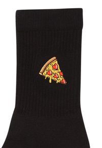 Calze nere a coste con un colorato motivo ricamato di una fetta di pizza, decorata con cuori e formaggio fuso sul lato esterno.