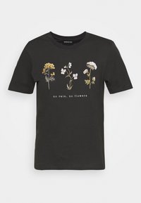 Sort bomulds T-shirt med et blomsterdesign i gult og hvidt, med teksten "uden regn, ingen blomster" centreret under designet.