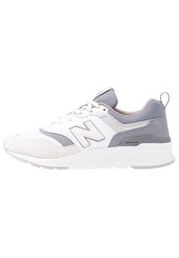 Vit och grå New Balance-sneaker med ovandel i mesh och mocka, snörning, vadderad krage och vit vadderad sula.