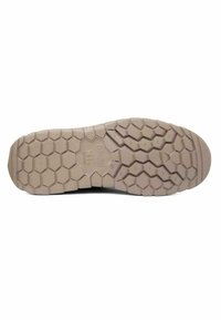 Semelle de chaussure en caoutchouc avec un motif de crampons hexagonal, de couleur beige clair, avec une surface texturée pour une meilleure adhérence, et une marque du fabricant visible.