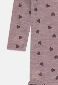 Name it NBFWANG LS AOP - Body - purple dove
