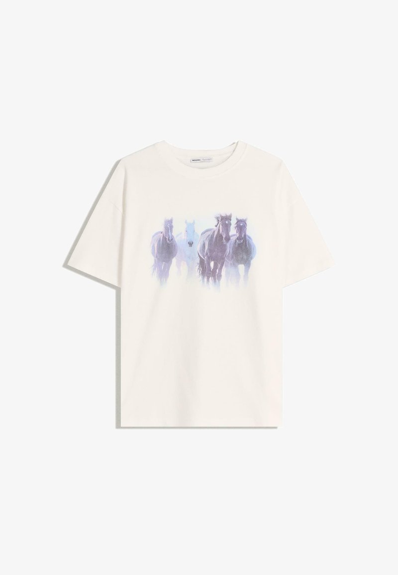 Hvid bomulds t-shirt med et frontgrafik af fire heste i svage pastelfarver. Designet inkluderer en blanding af blå og lilla nuancer.
