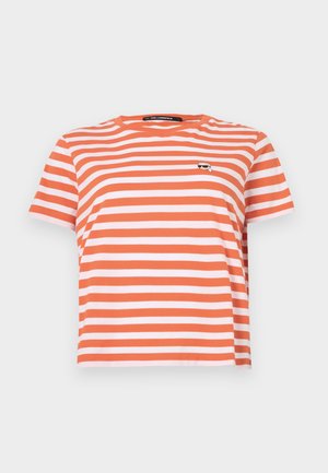 Korte mouwen, ronde hals t-shirt in oranje en witte strepen. Met een klein logo op de borst. Gemaakt van lichte katoen.