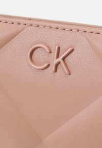 Calvin Klein RE LOCK QUILT BIFOLD WALLET - Maks - ash rose