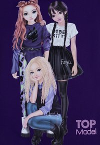 Tre personaggi illustrati su uno sfondo viola: Lexy in un outfit viola con un gatto, Fergie in una gonna nera e t-shirt, Christy in un maglione blu e jeans.
