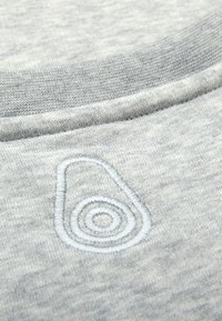Tela de sudadera gris con un diseño bordado texturizado en azul claro que presenta una forma espiral, ubicado cerca del área del cuello.