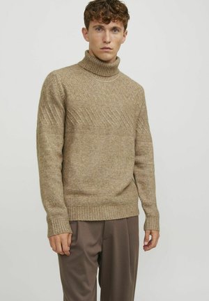 Suéter de punto beige con un cuello alto, patrón de diamante texturizado en el pecho, puños y dobladillo de canalé. Material suave.
