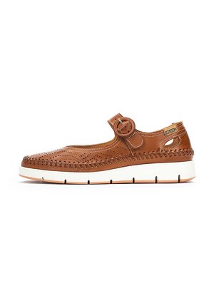 Chaussures Mary Jane en cuir brun avec un design perforé, semelle blanche contrastante, boucle réglable et détails cousus autour du bord.
