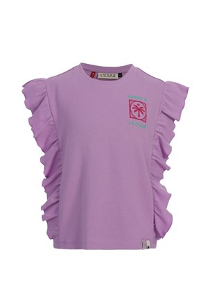 Lila geribd kort shirt met ruches aan de zijkant van de mouwen en een palmboomprint met de tekst "Vamos a la Playa" op de borst.