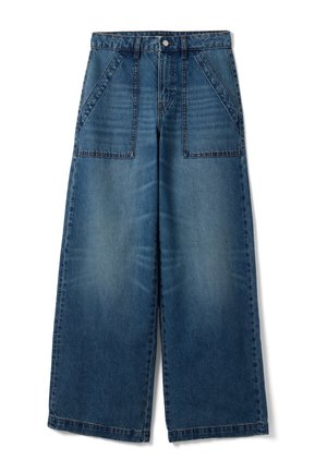 Jeans denim blu a gamba larga con vita alta, tasche frontali con toppa, passanti per cintura e chiusura con bottoni.