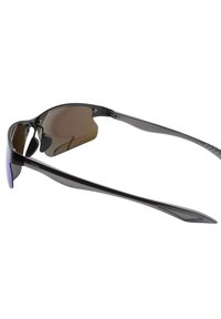 Occhiali da sole sportivi neri con lenti marroni sfumate, design del telaio elegante e braccia curve. Leggeri con una finitura opaca e cerniere flessibili.