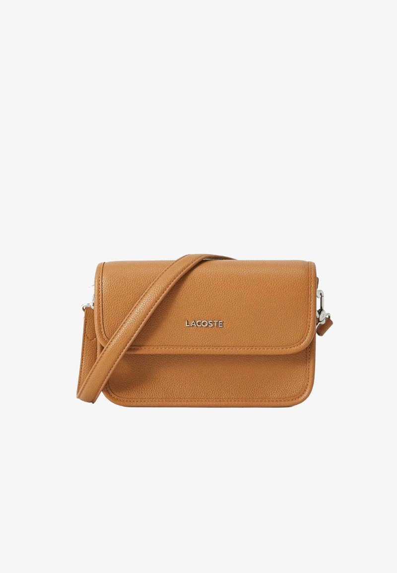 Sac bandoulière en cuir beige avec une finition texturée, fermeture à rabat, bandoulière réglable et logo Lacoste argenté à l'avant. Design compact et structuré.