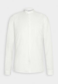 Camisa blanca de manga larga con cuello de banda, cierre de botones en la parte delantera, bolsillo en el pecho y textura de tela ligera.