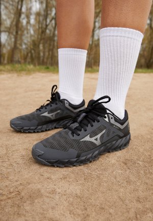 WAVE IBUKI 3 GTX - Chaussures de running - dark shadow/metallic gray/black