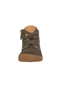 Olivgrüner Knöchelstiefel aus Wildleder, mit Gummisohle, Schnürdesign, Reißverschluss an der Seite und einer weichen, beigen Innenausstattung.