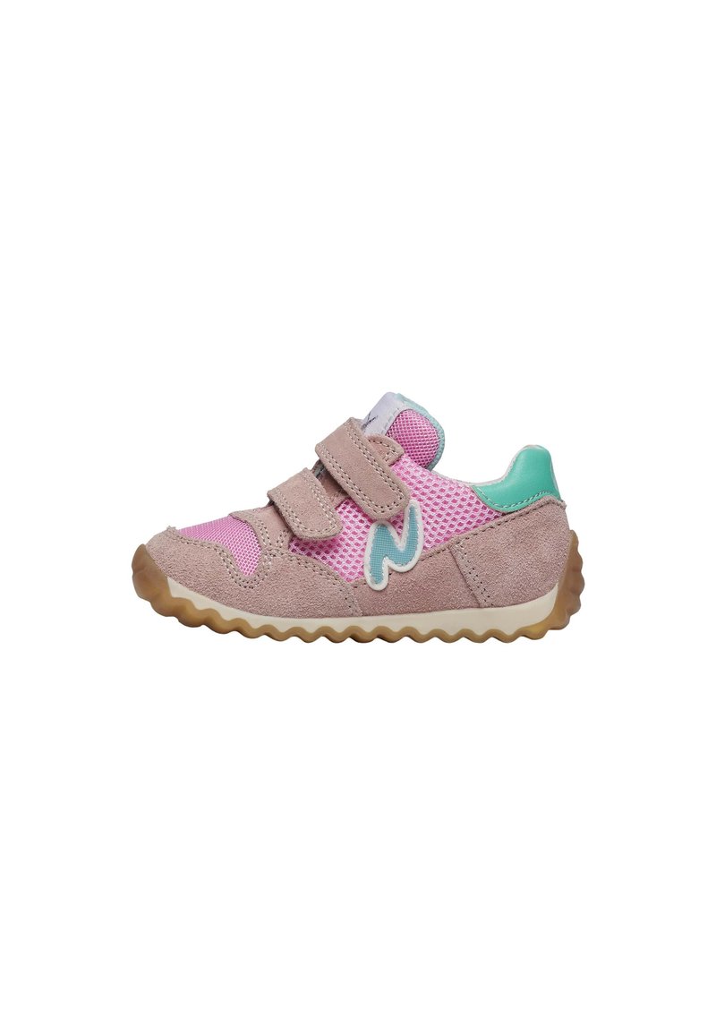 Baskets roses et beiges en matériaux en maille et en daim, avec des bandes Velcro, une semelle en caoutchouc ondulée et des accents bleu clair. Présentent un logo stylisé.