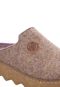 Pantofole in feltro marrone con punta arrotondata, superficie testurizzata, suola in gomma e patch circolare con il logo "Röhde since 1862" sul lato.