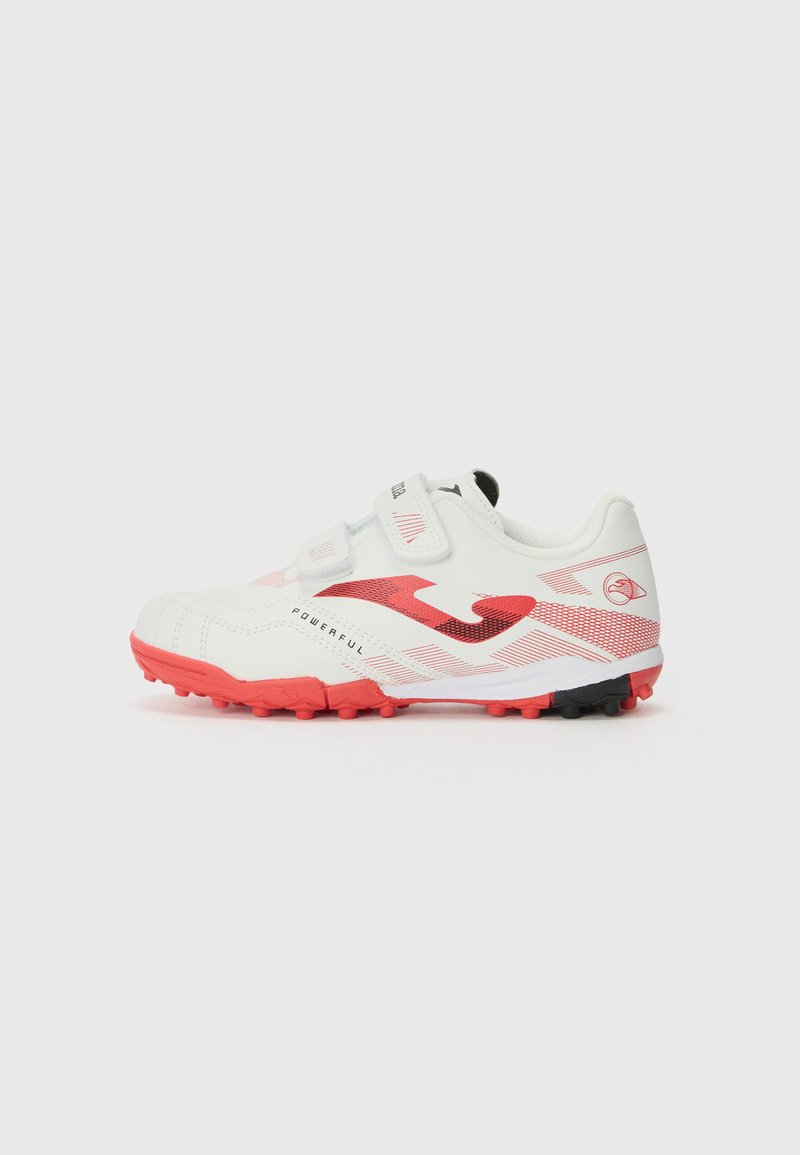 Zapatilla deportiva blanca con acentos rojos, parte superior sintética texturizada, dos correas de velcro y suela de tacos multicolor para tracción.