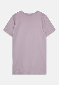 T-shirt a maniche corte in lavanda chiara, realizzato in cotone morbido. Presenta un collo rotondo e un orlo dritto semplice senza motivi.