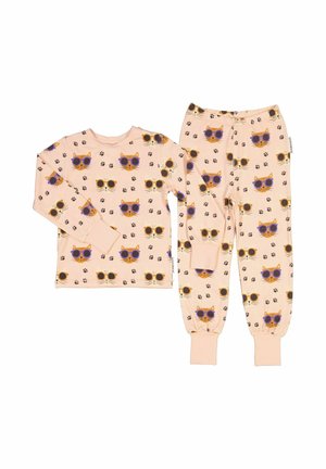 Vaaleanpunainen pyjama-setti, joka koostuu pitkähihkaisesta paidasta ja housuista, joissa on leikkisä kissakuosi, jossa on aurinkolasit ja tassunjälkiä. Pehmeää materiaalia.