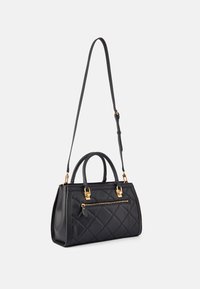 Sac à main en cuir noir avec texture matelassée en forme de diamant, garnitures en métal doré, double poignée et une bandoulière amovible. Comprend une poche zippée.