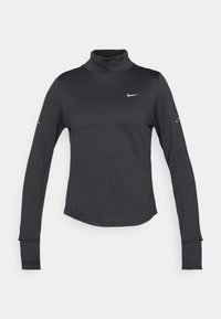 Sort langærmet turtleneck skjorte med et subtilt tekstureret mønster, der har et lille hvidt Nike-logo på brystet og tommelhuller i manchetterne.