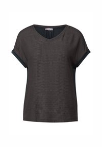 Blouse à motifs noir et gris avec un décolleté en V, des manches courtes et une coupe décontractée. Texture lisse avec des accents unis contrastants au niveau des manches.