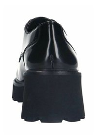 Chaussure en cuir verni noir avec une semelle plateforme épaisse et une finition lisse, présentant un bout arrondi et un détail de laçage minimaliste.