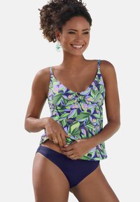 Vihreä, violetti ja vaaleanpunainen kukkakuvioinen uimapaita, jossa säädettävät olkaimet ja koristeellinen solmu, yhdistetty yksivärisiin tummansinisiin bikinin alaosiin.