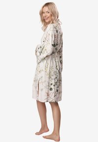 Kwiatowy kimono w lekkim materiale, z długimi rękawami, paskiem w talii oraz wzorem botanicznym z różnymi kwiatami i zielenią.