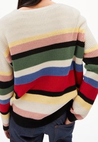 Pull en tricot multicolore avec des rayures horizontales rouges, vertes, bleues, roses, jaunes et noires, avec une coupe ample et une texture côtelée.