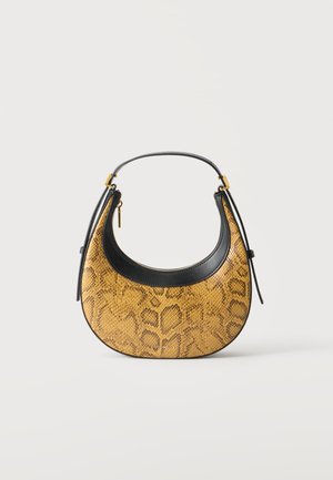Kleine gebogen handtas met geelbruine slangenhuidprint en zwarte leren afwerking, voorzien van een gouden ritssluiting en korte handgreep.
