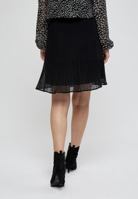 Minus MIRIKKA SHORT SKIRT - Plisirano krilo - black