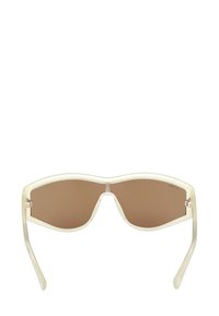 Läpinäkyvät vaaleat aurinkolasit, joissa on ruskeat sävytettävät linssit, kulmikas kehysmuotoilu ja pieniä metallikoristeita templeissa.